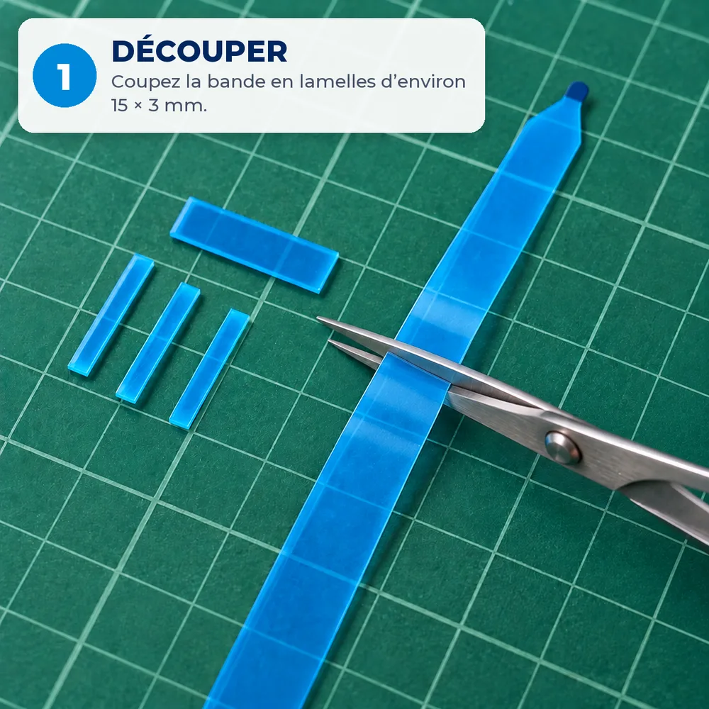 Découpe d'une bande adhésive bleue en lamelles de 15 × 3 mm aux ciseaux