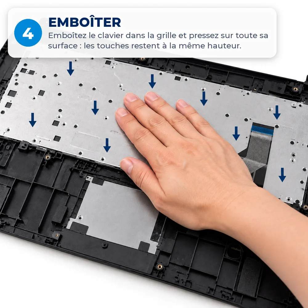 Main pressant la plaque métallique du clavier emboîté dans le repose-poignets