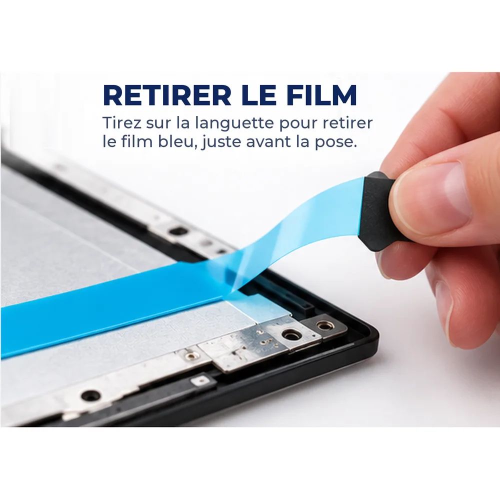 Retrait du film bleu de la bande adhésive en tirant sur sa languette