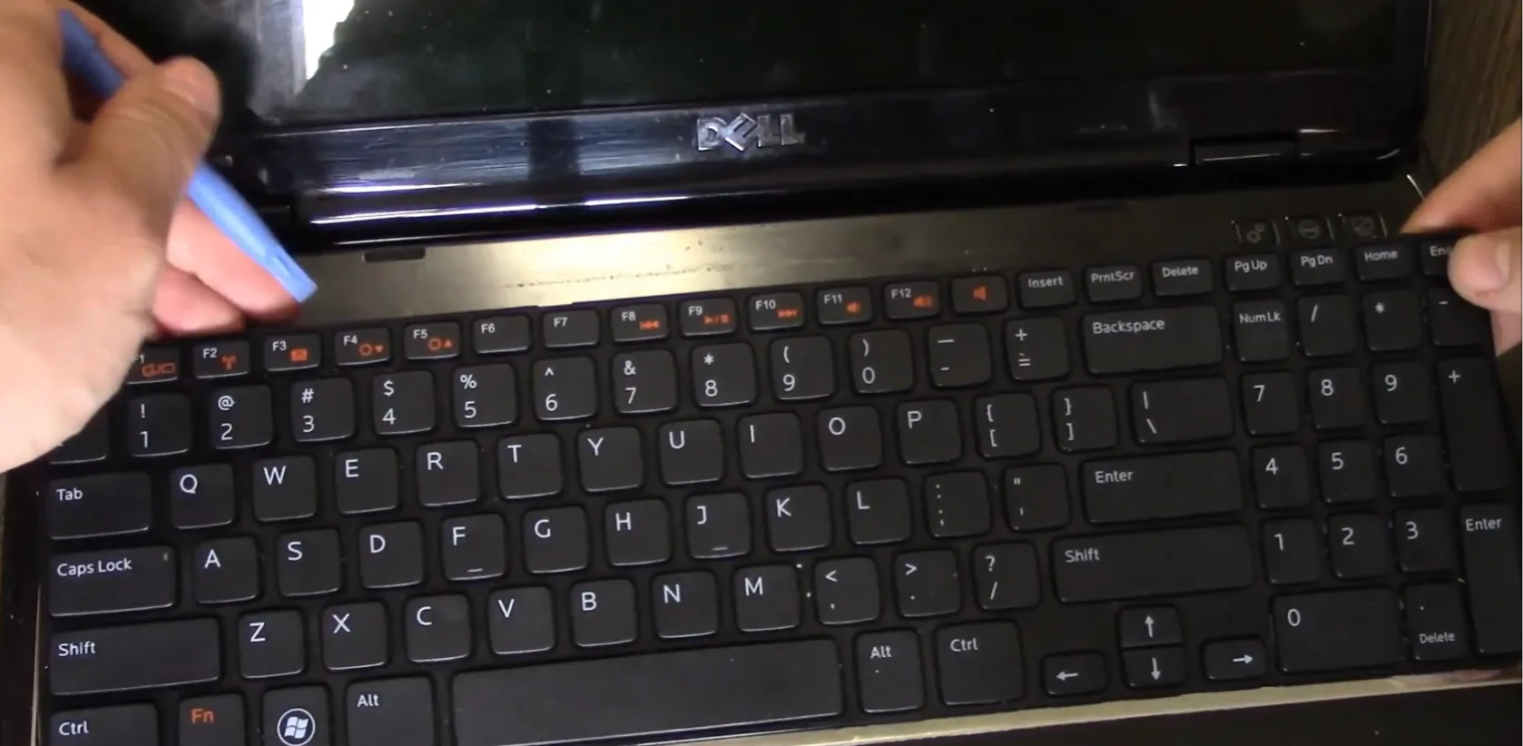 Clavier soulevé et basculé vers l'avant après libération des clips