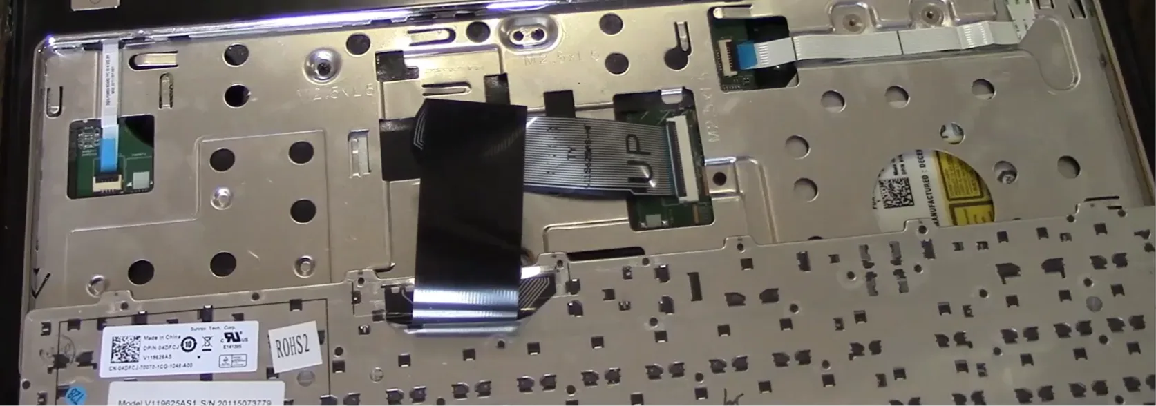 Clavier dégagé laissant apparaître la nappe et son connecteur