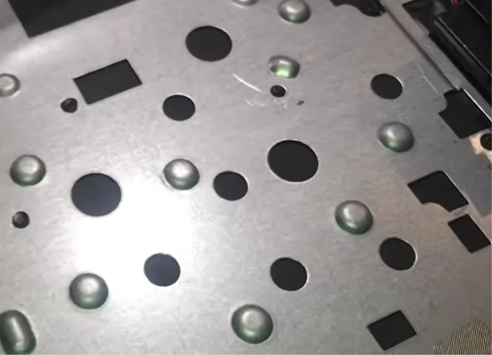 Plaque support métallique avec les plots plastique fondus qui sertissent le clavier