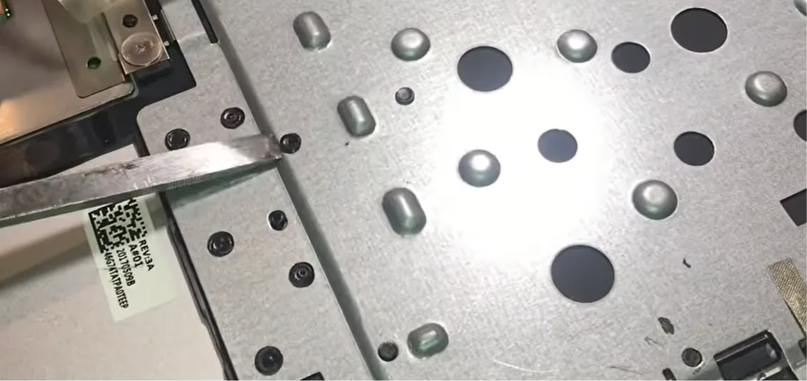 Vue rapprochée des points de fixation et de la nappe du clavier serti