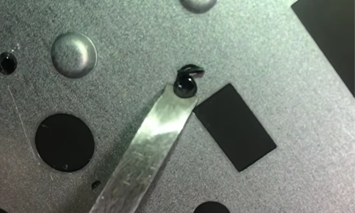 Lame coupant un plot plastique de fixation du clavier