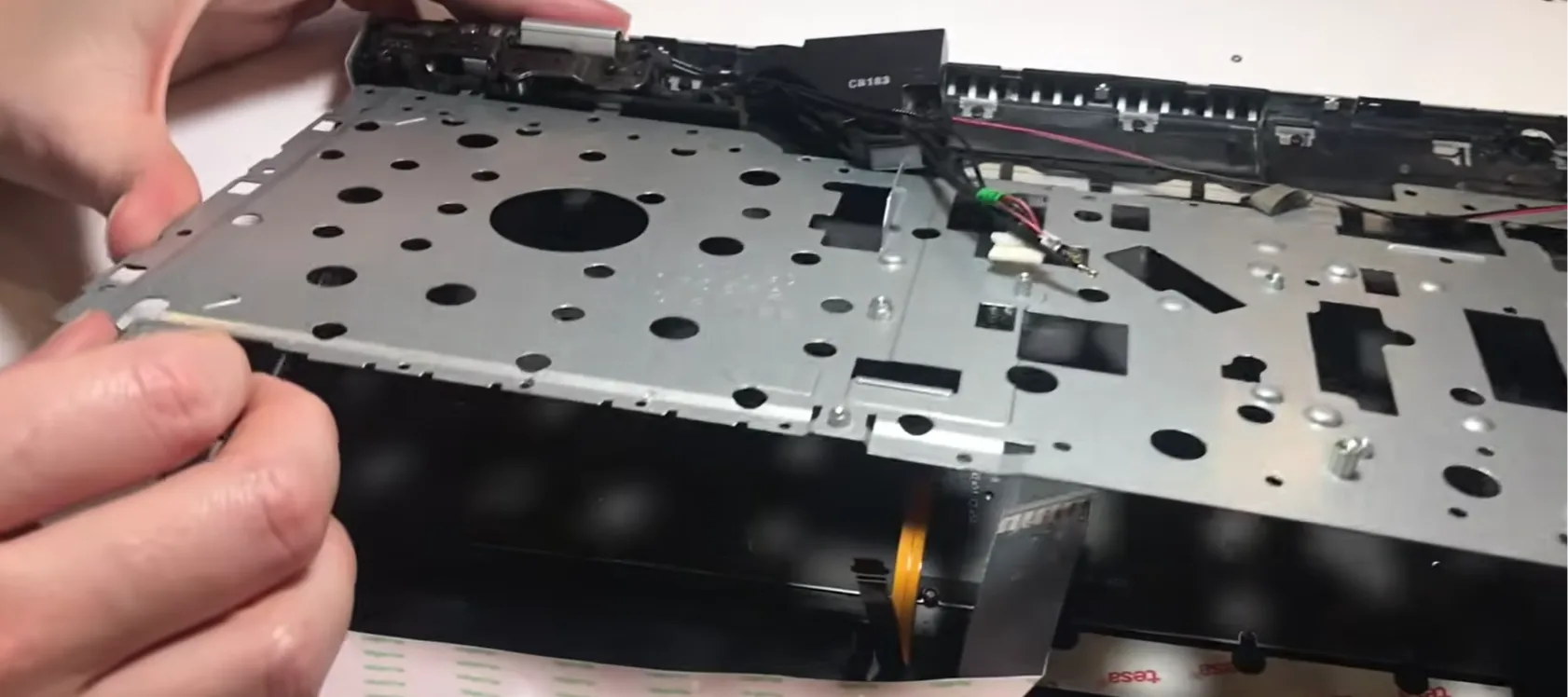 Séparation de la plaque support métallique du clavier