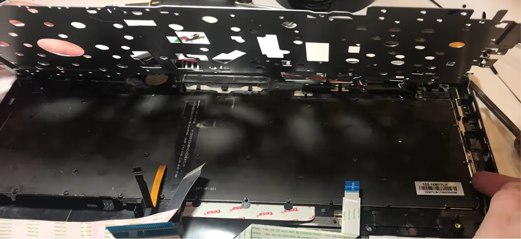 Clavier et sa membrane détachés de la coque