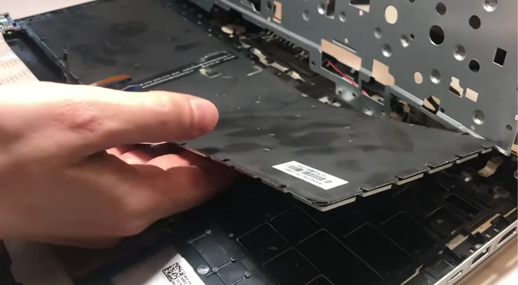 Clavier serti entièrement retiré du PC portable