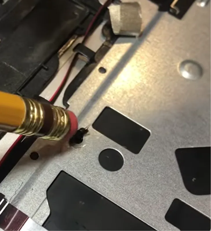 Pression sur le plot refondu avec le bout d'une gomme de crayon