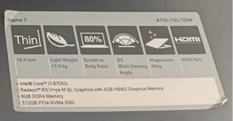 Étiquette à l'avant d'un PC portable indiquant la référence complète du modèle